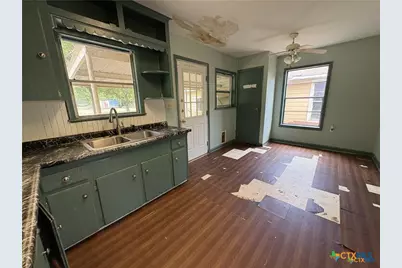 1203 N East Street, Edna, TX 77957 - Photo 5