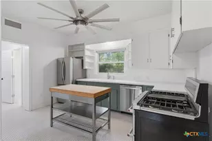 952 Bismark St, Seguin, TX 78155 - Photo 9