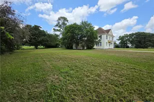 602 W Live Oak St, Edna, TX 77957 - Photo 35