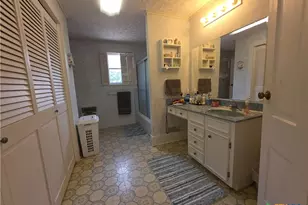 602 W Live Oak St, Edna, TX 77957 - Photo 23