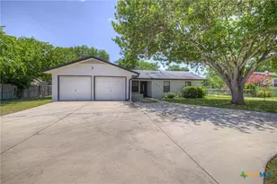 1302 S Mesquite Ave, New Braunfels, TX 78130 - Photo 1