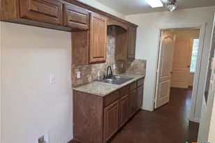 810 E Avenue C, Temple, TX 76501 - Photo 5