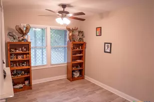 1805 E Crestwood Dr, Victoria, TX 77901 - Photo 11