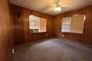 1305 E Mistletoe Ave, Victoria, TX 77901 - Photo 9