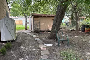 1305 E Mistletoe Ave, Victoria, TX 77901 - Photo 25