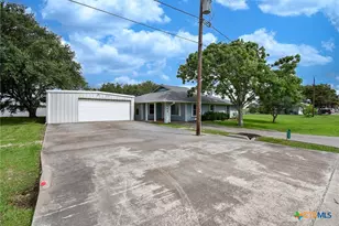 748 W Bayshore Dr, Palacios, TX 77465 - Photo 3