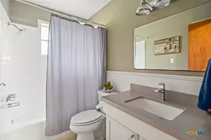 305 W Division St, Edna, TX 77957 - Photo 29