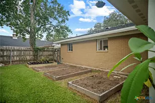 305 W Division St, Edna, TX 77957 - Photo 33