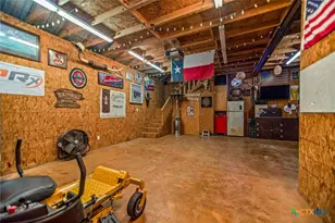 305 W Division St, Edna, TX 77957 - Photo 37