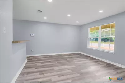 1037 N Guadalupe Street, Seguin, TX 78155 - Photo 9
