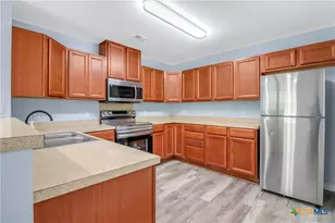 1037 N Guadalupe St, Seguin, TX 78155 - Photo 3