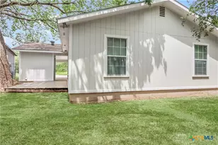 1037 N Guadalupe St, Seguin, TX 78155 - Photo 19
