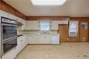 200 Young St, Hallettsville, TX 77964 - Photo 9