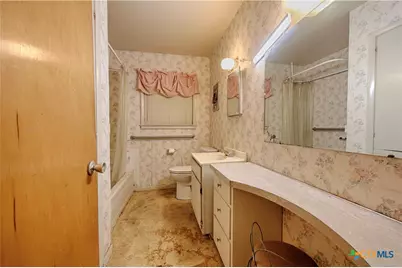 200 Young Street, Hallettsville, TX 77964 - Photo 17
