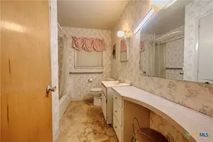 200 Young St, Hallettsville, TX 77964 - Photo 17