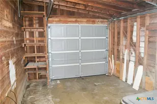 2004 Navidad St, Victoria, TX 77901 - Photo 5