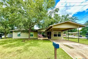 203 W Koether St, Shiner, TX 77984 - Photo 5
