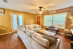 203 W Koether St, Shiner, TX 77984 - Photo 9