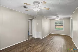 205 Sandra St, Edna, TX 77957 - Photo 5