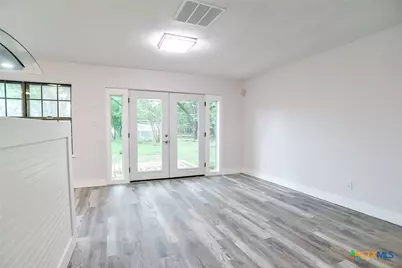 1225 W Coll Street, New Braunfels, TX 78130 - Photo 13