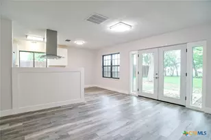 1225 W Coll St, New Braunfels, TX 78130 - Photo 15