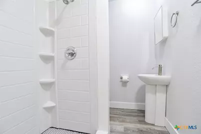 1225 W Coll Street, New Braunfels, TX 78130 - Photo 25