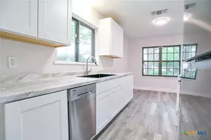 1225 W Coll St, New Braunfels, TX 78130 - Photo 9