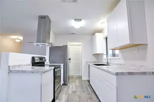1225 W Coll St, New Braunfels, TX 78130 - Photo 3