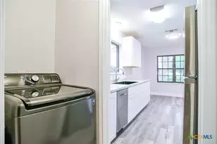 1225 W Coll St, New Braunfels, TX 78130 - Photo 7