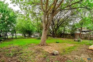 1225 W Coll St, New Braunfels, TX 78130 - Photo 31