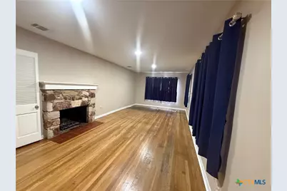 1117 E Court Street, Seguin, TX 78155 - Photo 5