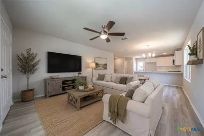 304 West Martindale St, Seguin, TX 78155 - Photo 5