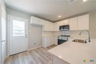 304 W Martindale St, Seguin, TX 78155 - Photo 9