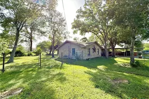1209 Cobb St, Edna, TX 77957 - Photo 3