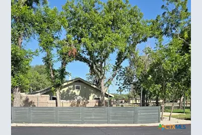 1037 W Court Street #B, Seguin, TX 78155 - Photo 5