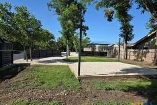 1037 W Court St, Seguin, TX 78155 - Photo 3