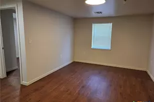 1037 W Court St, Seguin, TX 78155 - Photo 9