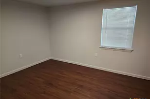 1037 W Court St, Seguin, TX 78155 - Photo 17