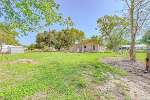 810 N Ave H, Shiner, TX 77984 - Photo 5