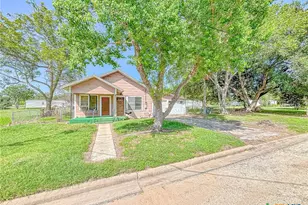 810 N Ave H, Shiner, TX 77984 - Photo 1