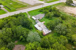1409 W Main St, Edna, TX 77957 - Photo 3