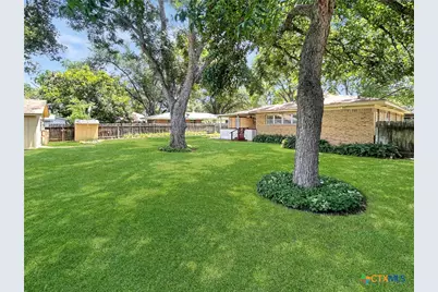 802 E 14th St, Cameron, TX 76520 - Photo 15