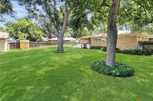 802 E 14th St, Cameron, TX 76520 - Photo 15