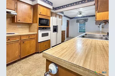 802 E 14th St, Cameron, TX 76520 - Photo 5