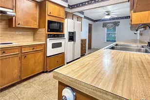 802 E 14th St, Cameron, TX 76520 - Photo 5