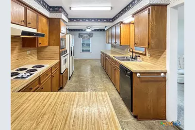 802 E 14th St, Cameron, TX 76520 - Photo 3