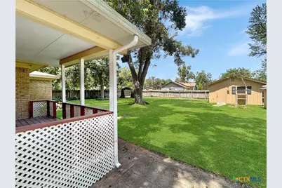 802 E 14th St, Cameron, TX 76520 - Photo 17