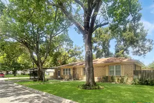 802 E 14th St, Cameron, TX 76520 - Photo 1