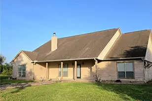 565 E Ward St, Goliad, TX 77963 - Photo 1