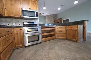 565 E Ward St, Goliad, TX 77963 - Photo 13